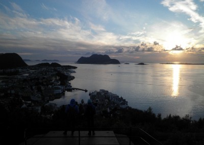 5_zwei Personen in Betrachtung des Abendrotes.jpg